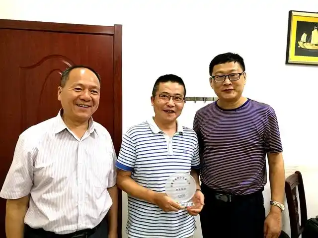 安庆市侨联领导向德国华人颁发海外顾问证书