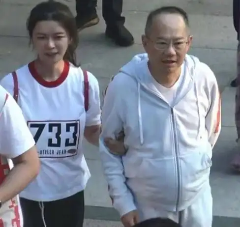 周星驰旧爱于文凤结婚大16岁老公廖骏伦身家百亿系某银行第三代后人