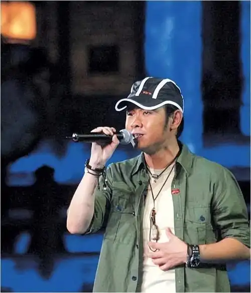 历经三婚两离,汪峰情感路漫漫,幸得章子怡相伴,事业再