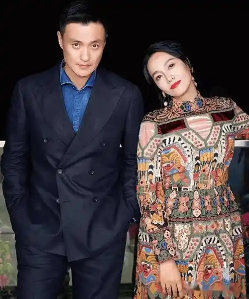 朱丹带娃回娘家摘豆子,素颜像周一围,6岁女儿跟外婆干活很勤快