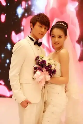 礼服,男明星,男明星西装,男明星婚纱照,男明星礼服,邱胜翊结婚照图片