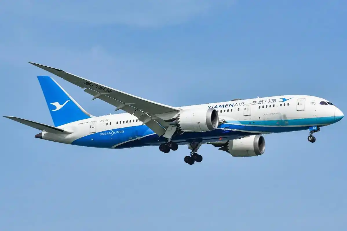 拍摄的厦门航空的波音788降落照片#航空摄影 #追飞机的人  - 抖音