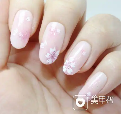 粉色手绘花朵美甲图片