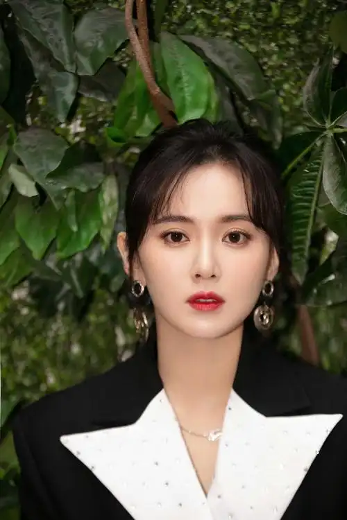 江铠同最新大片曝光 简约镶钻西装复古风十足_手机搜狐网