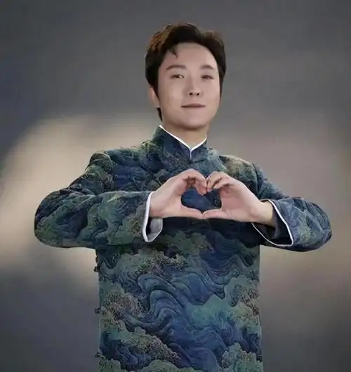 从乞丐逆袭成国家一级演员,成名后被骂跳梁小丑,如何评价李玉刚