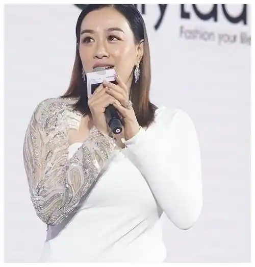 钟丽缇惊艳亮相雪天情人节,53岁完美身材引发热议!_生活_管理_榜样