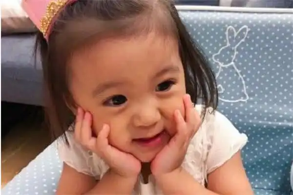 林心如女儿小海豚照片曝光颜值秒杀咘咘眼睛酒窝好漂亮