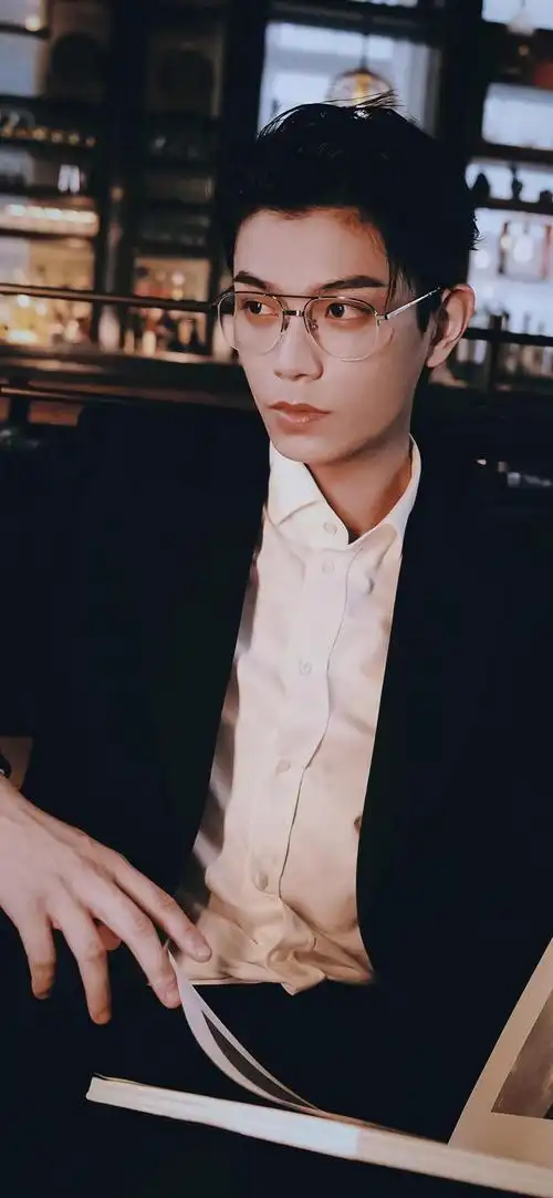 丁禹兮帅气西装高冷写真