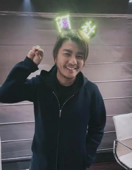 阿杜戴着自己名字的灯牌,表情卖萌超可爱.