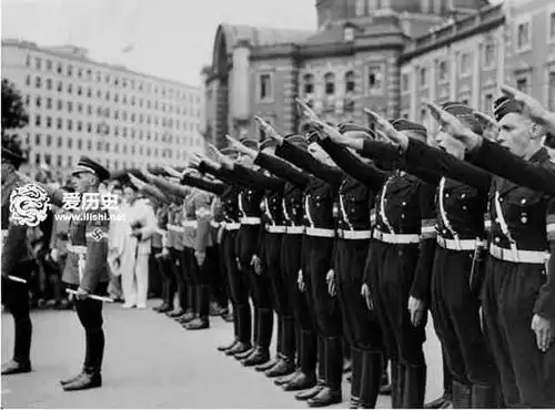 1933年8月纳粹下令将德国所有的青年团体全部统一为"希特勒青年团"