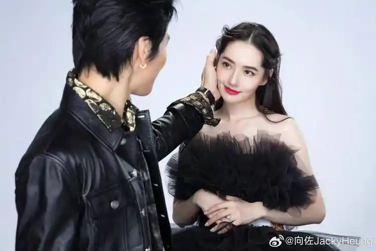 郭碧婷眼神无光,素颜变少妇,向佐带她狂热秀恩爱,网友:别装了_桌子