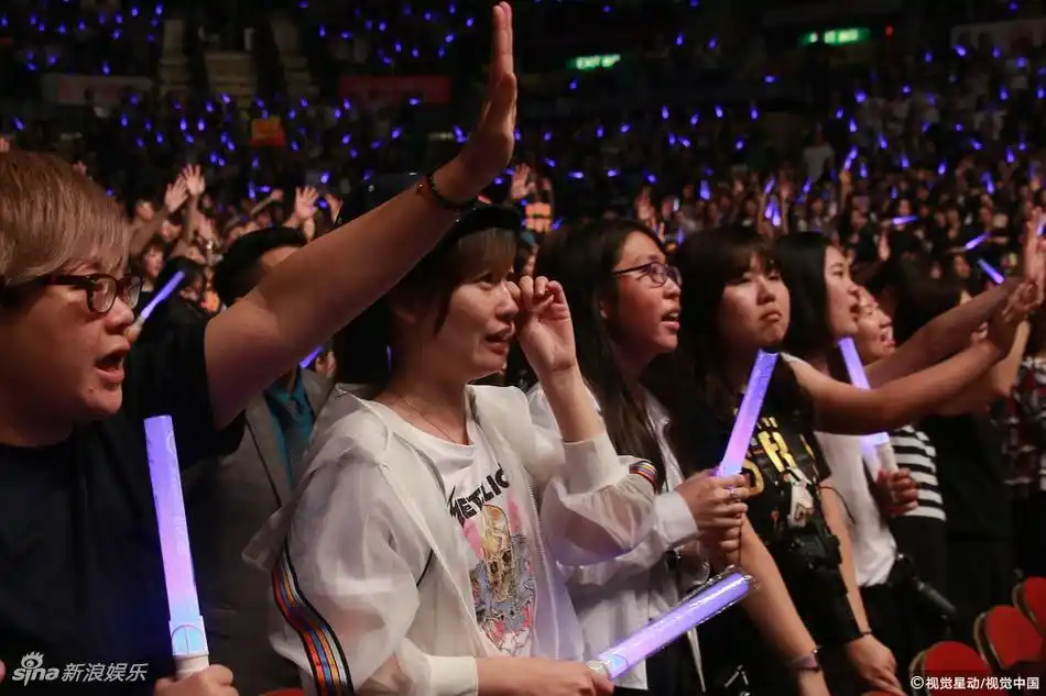 五月天演唱会引数万粉丝狂欢 迷妹现场飙泪情绪激动