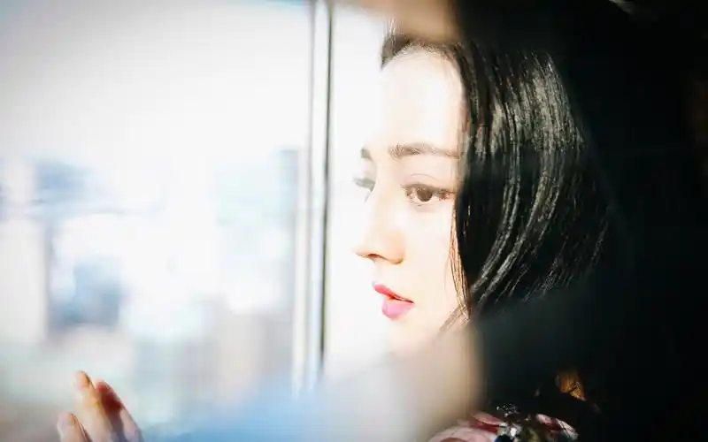 迪丽热巴侧脸超美性感写真图片桌面壁纸