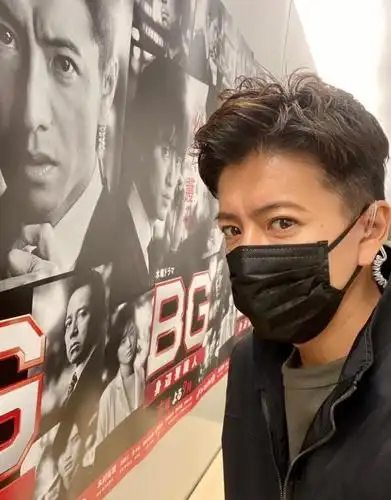 50岁工藤静香晒街拍,比乘风破浪的姐姐还酷;木村拓哉与自己海报合影