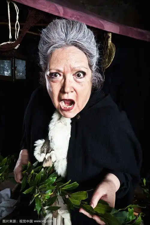 中世纪女巫可怕的老妇人