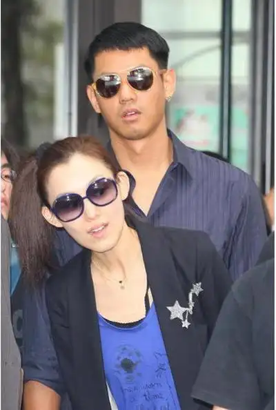 黑白绝配 盘点范玮琪陈建州甜蜜情侣装