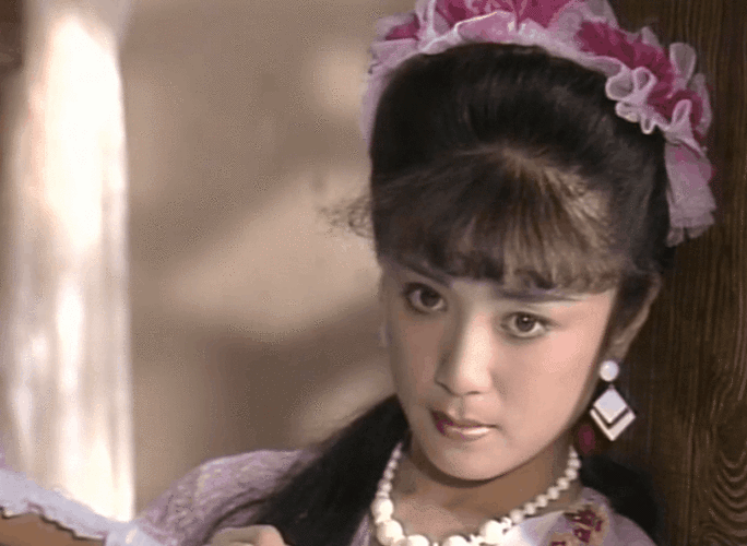 傅艺伟版的妲己,进宫前就被附身,妖得更纯粹和彻底.