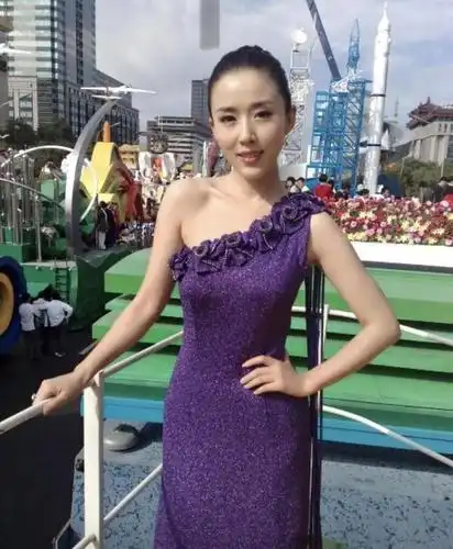 42岁的颜丹晨穿衣真胆大穿拼接色连衣裙出席活动洋气减龄