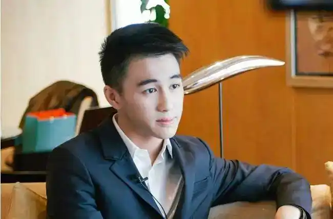 韩寒和赌王儿子何猷君,都说:这事儿非做不可!