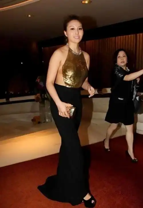 赌王之女何超云身穿金色肚兜礼服裙气质不输于明星