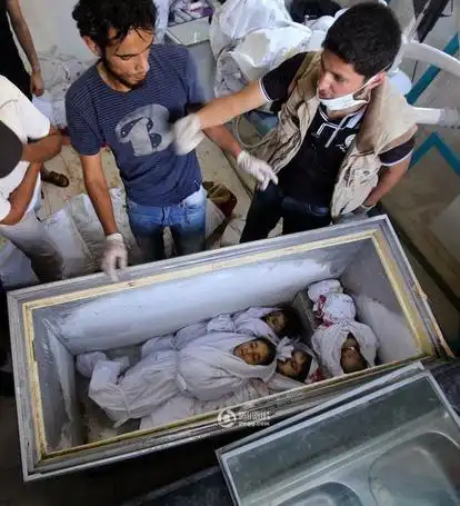 赫,因为太平间爆满,在以色列空袭中丧生的孩子遗体被叠放进冰柜中保存