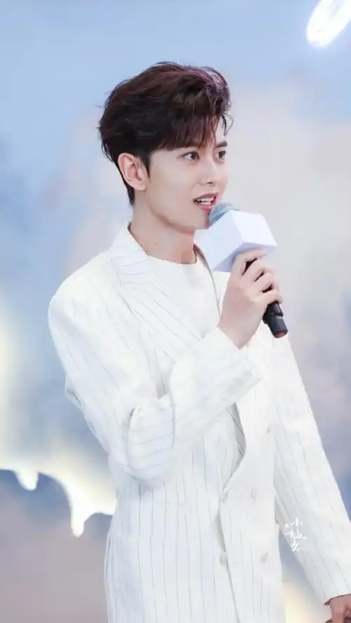 rogervivier品牌代言人任嘉伦##任嘉伦伍赓