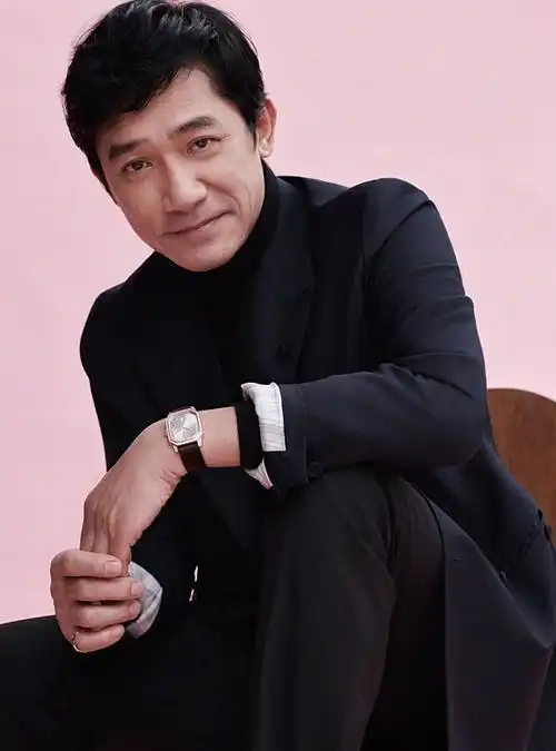 59岁梁朝伟穿粉色西装浓密卷发造型抢镜网友发型师挨打