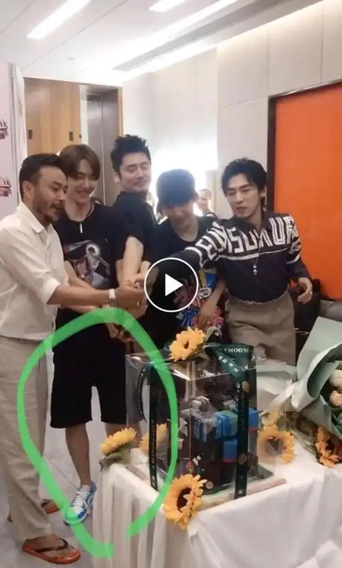 此外王源前私生饭戴志斌(之后粉王一博)也主动艾特了綦美合.