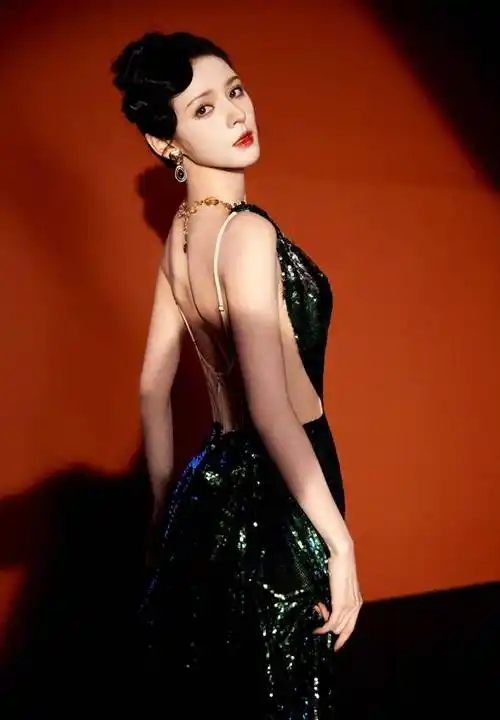 张予曦是"世界上最美丽的人",蕾丝裙身材高挑,魅力十足_很漂亮_风情