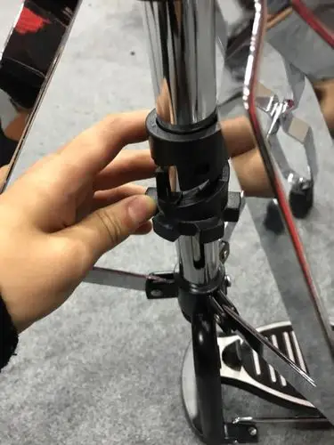 架子鼓踩镲调节松紧的地方拆下来装不上了,怎么解决