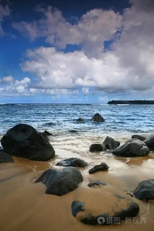 夏威夷考艾岛明亮的垂直海景照片-正版商用图片0hy9il-摄图新视界
