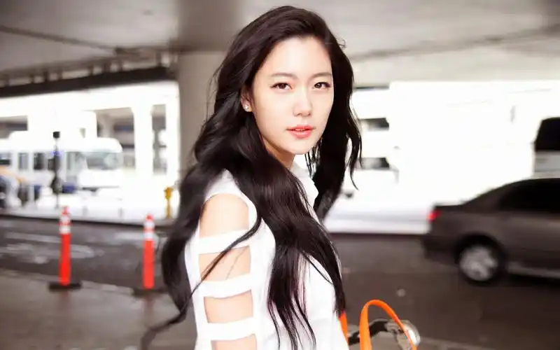 韩国女星李成敏桌面壁纸