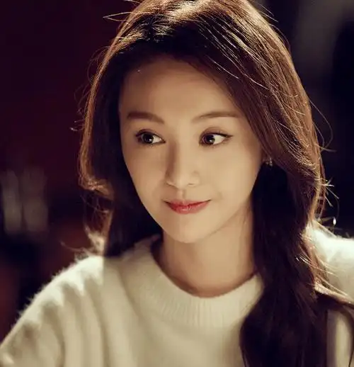 郑爽深夜直播挤痘痘,素颜出镜颜值似17岁少女