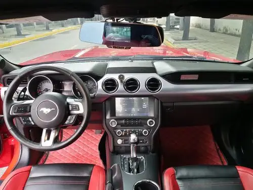 内饰方面:福特野马中控台搭配银色装饰面板提供了不错的层次感.