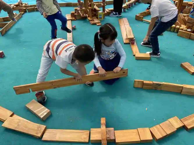 每一层积木平铺和围合好了以后再架空要稳固的多. 4.建筑和建筑