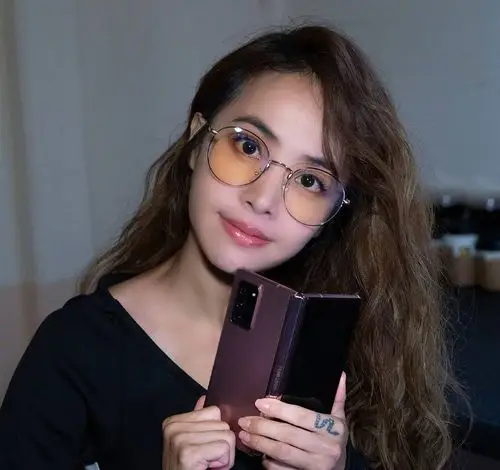 照片中,蔡依林绑着丸子头,刘海卷卷,素颜出镜皮肤光滑白皙,很少女.