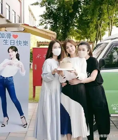 田馥甄过41岁生日she组合任家萱陈嘉桦为其庆生樱花漫步