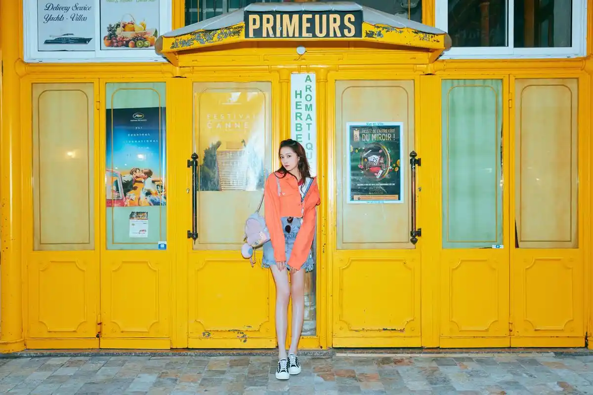 关晓彤亮橙牛仔服漫步戛纳街头,秀长腿展现青春活力