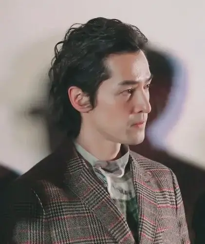 胡歌的新发型,稍微带点弯,温暖又帅气