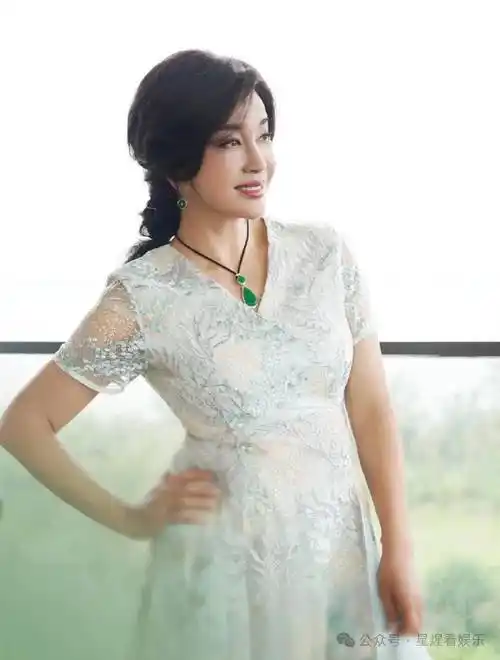 这是刘晓庆最想删掉的照片,穿开叉裙与雷格生同坐,被偷看好尴尬!