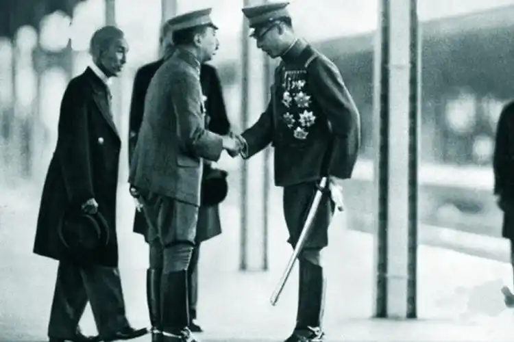 溥仪访问日本,裕仁天皇到火车站迎接.