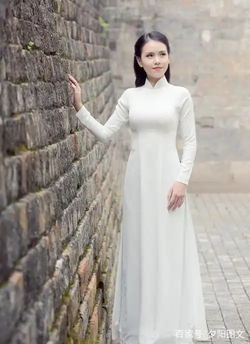 长衫是越南女性独特的传统服饰,通常以丝绸类质料轻盈软薄的布料裁剪