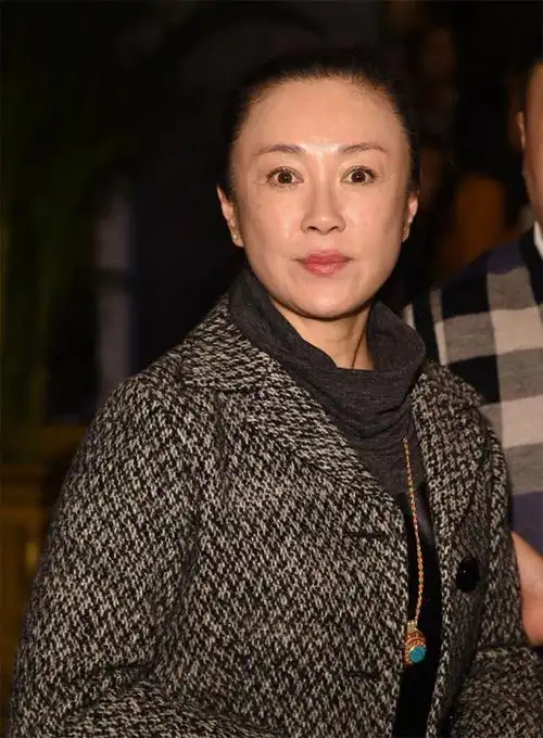 看了58岁傅艺伟的状态才知道:女人老了不用扮嫩,自然老去才优雅