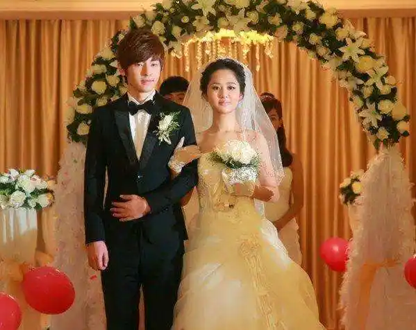 邓伦目前还没有女友,邓伦小哥哥可以说全身心一心搞事业了,尽管跟李沁