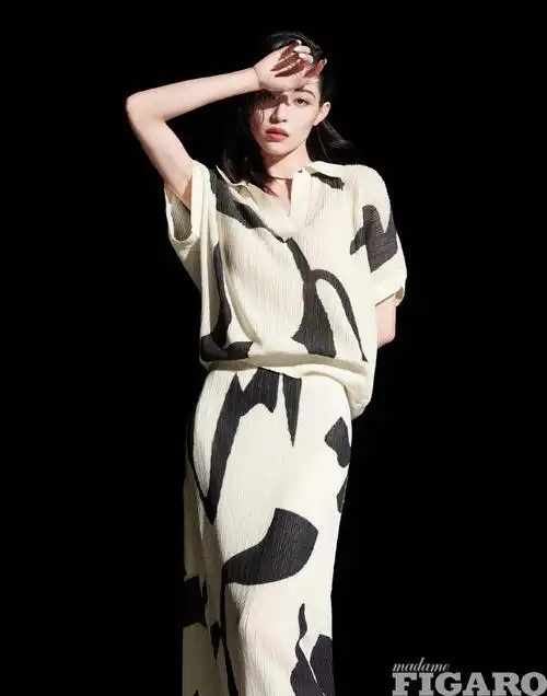 钟楚曦费加罗四月刊封面##钟楚曦费加罗摩登湿发造型