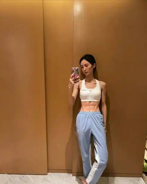 金晨晒健身腹肌照网友却说体脂率太低再胖点就好了