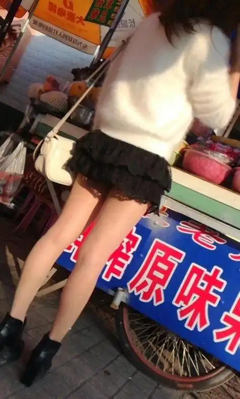 现在女生短裤太短了 女生为什么都喜欢穿超短裤和短群?