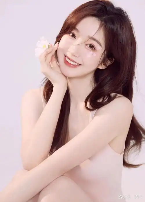 甜美女孩伍雅露长相清纯笑容治愈不愧是练习生