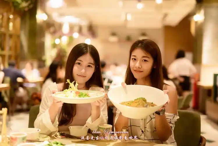 川菜团餐!和不认识的两位女性朋友一起吃饭,顺路拍几张女性朋友