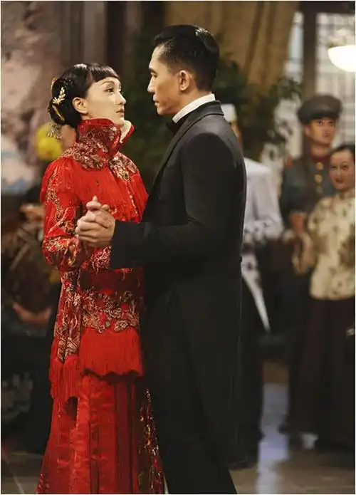 那时候,梁朝伟已经从和张曼玉的遗憾中解脱出来,和汤唯的绯闻也已经